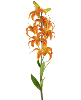 Die künstliche Blumen-Martagon-Lilie 78 cm orange hat einen einzelnen Stiel mit mehreren leuchtend orangefarbenen Lilienblüten und grünen Blättern vor einem schlichten weißen Hintergrund.