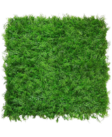 Der künstliche Heckenfarn/Nadelbaum 50x50 cm ist eine dichte, quadratische Matte aus leuchtend grünem Laub mit kleinen Blättchen, die von oben auf einem weißen Hintergrund betrachtet einer üppigen, natürlichen grünen Hecke mit einer gleichmäßigen, strukturierten Oberfläche ähnelt.