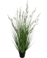 Der feuerhemmende Kunstrasen Hirse-Zwiebelgras Bonsai 120 cm hat hohe, dünne grüne grasähnliche Blätter und lange Stiele mit zarten violetten Blüten in einem schwarzen Topf vor einem weißen Hintergrund.
