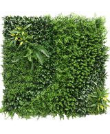 Die künstliche Hecke 100 x 100 cm UV ist ein üppig grüner vertikaler Garten mit dichten Blattpflanzen und Farnen in verschiedenen Texturen und Grüntönen, die in einem quadratischen Muster vor einem weißen Hintergrund angeordnet sind.