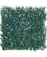 Die künstliche Hecke Buchsbaum blau 50x50 cm UV ist eine quadratische Platte mit dichten grünen Blättern und Büscheln kleiner blauer Blüten, die eine realistische Blattwand oder dekorative Pflanzenmatte bilden, von oben gesehen auf einem weißen Hintergrund.