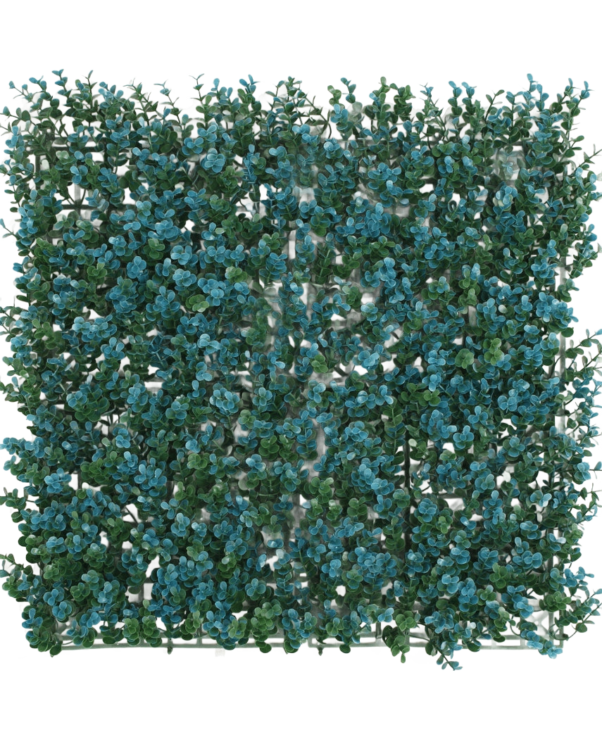 Die künstliche Hecke Buchsbaum blau 50x50 cm UV ist eine quadratische Platte mit dichten grünen Blättern und Büscheln kleiner blauer Blüten, die eine realistische Blattwand oder dekorative Pflanzenmatte bilden, von oben gesehen auf einem weißen Hintergrund.
