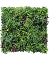 Die künstliche Hecke Wonderland 100x100 cm UV ist ein quadratischer vertikaler Garten mit einer dichten Mischung aus grünen und violetten Blättern, Farnen und kleinen gelben Blüten in einer üppigen, strukturierten Anordnung.