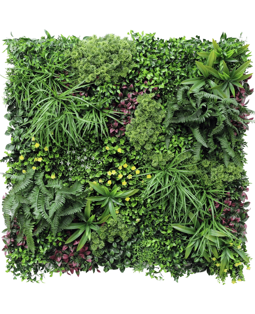 Die künstliche Hecke Wonderland 100x100 cm UV ist ein quadratischer vertikaler Garten mit einer dichten Mischung aus grünen und violetten Blättern, Farnen und kleinen gelben Blüten in einer üppigen, strukturierten Anordnung.