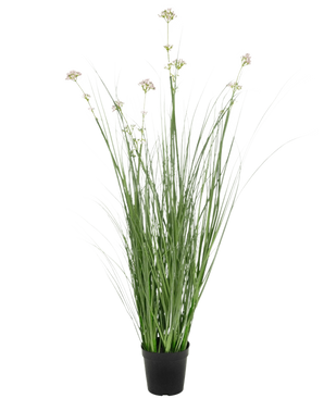 Der feuerhemmende Kunstrasen-Lauchblumen-Zwiebelgrastopf (90 cm) hat lange, dünne grüne Blätter und blasse Blütenbüschel in einem schwarzen Topf vor einem schlichten weißen Hintergrund.