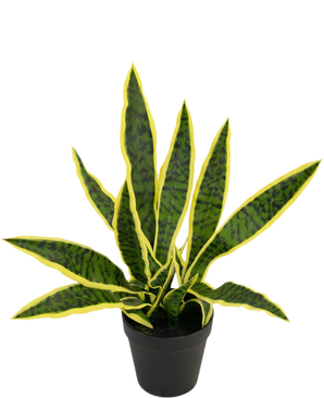 Vor einem schlichten weißen Hintergrund ist eine Kunstpflanze Sansevieria Laurentii 44 cm im dekorativen Topf mit langen, aufrechten grünen Blättern, gelben Rändern und dunklen Streifen abgebildet.