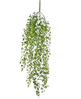 Die künstliche Hängepflanze Mini-Efeu 91 cm hat grüne Blätter an dünnen Stielen vor einem schlichten weißen Hintergrund.