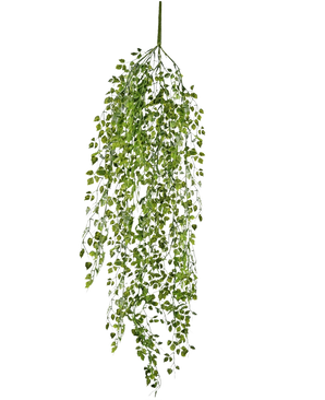 Die künstliche Hängepflanze Mini-Efeu 91 cm hat grüne Blätter an dünnen Stielen vor einem schlichten weißen Hintergrund.