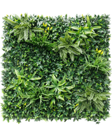 Die künstliche Hecke Volta 100 x 100 cm UV ist eine quadratische grüne Wand mit dichtem künstlichem Blattwerk, auf dem verschiedene Blattpflanzen wie Farne und kleine gelbe Blüten auf einem üppigen Hintergrund angeordnet sind.