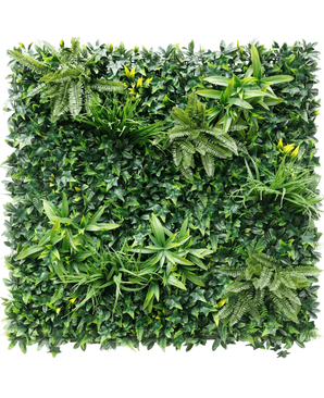 Die künstliche Hecke Volta 100 x 100 cm UV ist eine quadratische grüne Wand mit dichtem künstlichem Blattwerk, auf dem verschiedene Blattpflanzen wie Farne und kleine gelbe Blüten auf einem üppigen Hintergrund angeordnet sind.