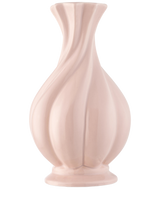 Die Vase Little Fairy 26 cm rosa ist eine glänzende, hellrosa Keramikvase mit ausgestelltem Rand und geformten Wirbelrillen, ideal für die Präsentation eines künstlichen Seidenblumenstraußes. Abgebildet vor einem schlichten weißen Hintergrund.