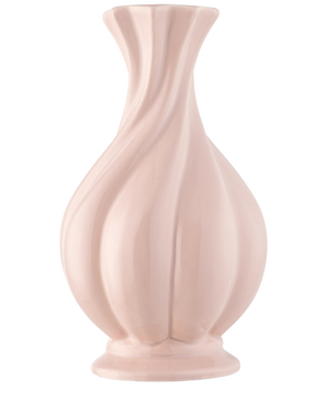 Die Vase Little Fairy 26 cm rosa ist eine glänzende, hellrosa Keramikvase mit ausgestelltem Rand und geformten Wirbelrillen, ideal für die Präsentation eines künstlichen Seidenblumenstraußes. Abgebildet vor einem schlichten weißen Hintergrund.