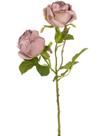 Eine einzelne künstliche Rose Deluxe, 55 cm, violetter Stiel mit zwei staubigen malvenfarbenen Rosen und grünen Blättern, vor einem schlichten weißen Hintergrund.