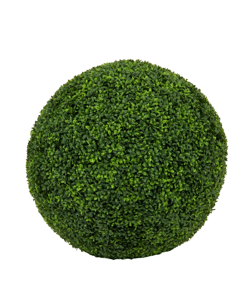Eine dichte, grüne, kugelförmige künstliche Buchsbaumpflanze im römischen Stil UV D65 cm mit kleinen Blättern, isoliert auf einem schlichten weißen Hintergrund abgebildet.