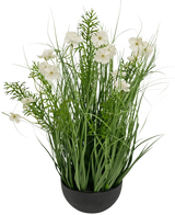 Der weiße Zwiebelgrastopf „Gesang Flower“ aus Kunstrasen (56 cm, feuerhemmend) hat hohe, grasähnliche grüne Blätter und zarte weiße Blüten in einem schwarzen Topf für ein üppiges, natürliches Aussehen.