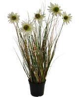 Der feuerhemmende Kunstrasen-Chrysanthemen-Zwiebeltopf (60 cm) hat lange, dünne grüne und braune Blätter mit mehreren hohen Stielen, die von weißen, gänseblümchenähnlichen Blüten mit einem gelben Herzen gekrönt sind.