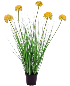 De Kunst Grasplant Ui 70 cm brandvertragend heeft lange, dunne groene bladeren en hoge stelen met ronde gele bloemtrossen, waardoor hij prachtig afsteekt tegen een witte achtergrond.