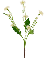 Das künstliche Blumen-Gänseblümchen-Spray 54 cm mit weißem Strahl hat einen einzelnen grünen Stiel mit verzweigten Büscheln aus kleinen, weißen, gänseblümchenähnlichen Blüten und unregelmäßigen grünen Blättern vor einem schlichten weißen Hintergrund.
