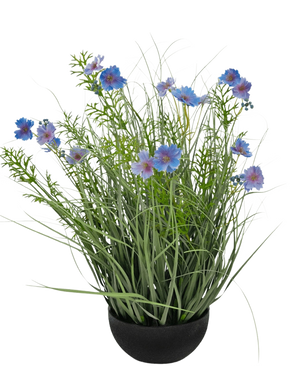 Ein schwarzer Topf mit Kunstrasen, violetter Gesangsblumen-Zwiebelgrastopf, 56 cm, feuerfest, mit hohen grünen, grasähnlichen Blättern und blauvioletten Blüten vor einem schlichten weißen Hintergrund.