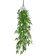 Die künstliche Hängepflanze Bambus UV 80 cm hat lange, schlanke grüne Blätter, die elegant vom Stiel herabhängen, vor einem schlichten weißen Hintergrund.