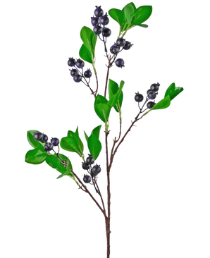 Der künstliche Beerenzweig 76 cm lila hat einen Zweig mit hellgrünen Blättern und Büscheln kleiner, runder, dunkelvioletter Beeren vor einem schlichten weißen Hintergrund.