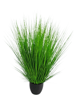 Die feuerhemmende Kunstrasenpflanze Zwiebel 110 cm hat lange, dünne, leuchtend grüne Halme, die dicht beieinander in einem kleinen schwarzen Topf vor einem schlichten weißen Hintergrund stehen.