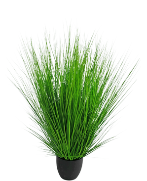 Die feuerhemmende Kunstrasenpflanze Zwiebel 110 cm hat lange, dünne, leuchtend grüne Halme, die dicht beieinander in einem kleinen schwarzen Topf vor einem schlichten weißen Hintergrund stehen.
