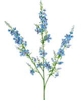 Die künstliche Blumen-Katzenminze, 75 cm, blau, hat einen einzelnen grünen Stiel, der sich in drei Zweige verzweigt, von denen jeder Büschel kleiner, leuchtend blauer Blüten mit violetter Mitte und grünen Blättern vor einem schlichten weißen Hintergrund trägt.