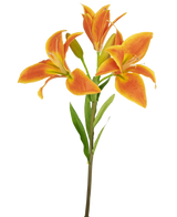 Die Kunstblume Asiatische Lilie 66 cm orange hat einen einzelnen Stiel mit drei offenen orangefarbenen Lilien, einer ungeöffneten Knospe und grünen Blättern vor einem hellen Hintergrund.