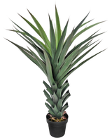 Die Kunstpflanze Agave Pandora UV 120 cm hat lange, spitze grüne Blätter, die sich von einem dicken, geschichteten Stiel vor einem schlichten weißen Hintergrund ausbreiten.