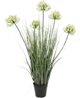Der feuerhemmende Kunstgras-Topf Agapanthus-Zwiebelgras weiß 90 cm ist eine Kunstpflanze in einem Topf mit hohen grünen Blättern und sechs Büscheln kleiner, hellgelber Blüten an langen Stielen vor einem schlichten weißen Hintergrund.
