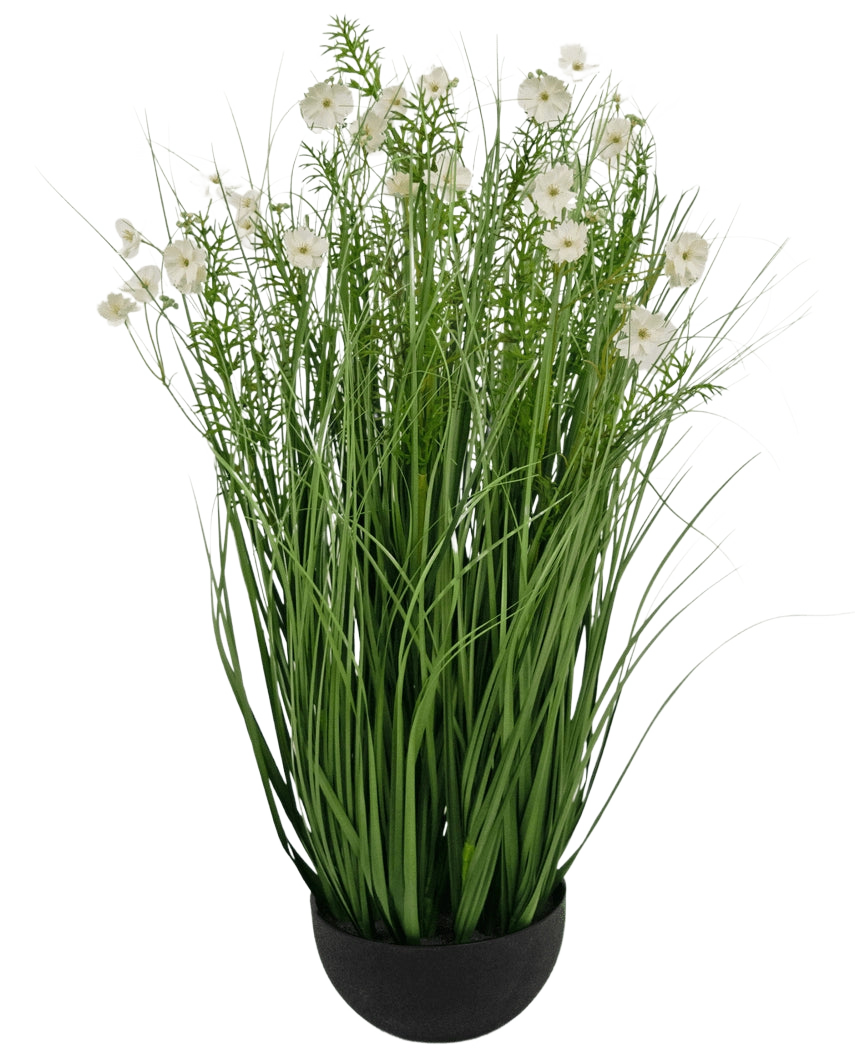 Der weiße Zwiebelgrastopf „Gesang Flower“ aus Kunstrasen ist eine 90 cm große, feuerhemmende Kunstpflanze mit langen, dünnen grünen Blättern und zarten weißen Blüten in einem runden schwarzen Topf vor einem schlichten weißen Hintergrund.