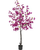 Die künstliche Bougainvillea 180 cm Lila hat dunkle Zweige, leuchtend lila Blüten und grüne Blätter in einem schwarzen Topf – perfekt als farbenfrohe Kunstpflanze für Ihr Wohnzimmer.
