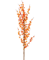 Der künstliche Zweig Ilex 100 cm orange hat einen einzelnen hohen Zweig mit vielen kleinen orangefarbenen Beeren an schlanken braunen Stielen vor einem schlichten weißen Hintergrund.
