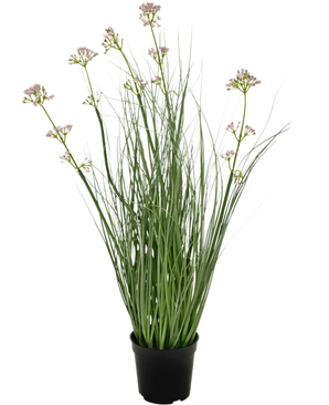 Das feuerhemmende Kunstrasen-Lauchblüten-Zwiebelgras-Bonsai 61 cm hat lange, schlanke grüne Blätter und lange Stiele mit kleinen Büscheln hellvioletter Blüten, präsentiert in einem Topf vor einem schlichten weißen Hintergrund.