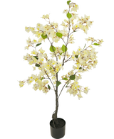 Die künstliche Bougainvillea 120 cm weiß ist ein künstlicher Baum im Topf mit schlanken Zweigen, grünen Blättern und üppigen hellgelben und weißen Blüten vor einem schlichten weißen Hintergrund.