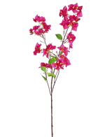 Die künstliche Bougainvillea 120 cm rosa hat einen einzelnen Zweig mit mehreren Büscheln leuchtend rosa Blüten und grünen Blättern auf einem schlanken braunen Stiel vor einem weißen Hintergrund.
