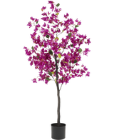 Die künstliche Bougainvillea 150 cm Lila hat einen hohen, schlanken Stiel mit leuchtend violetten Blüten und grünen Blättern, in einem einfachen schwarzen Topf vor einem weißen Hintergrund.