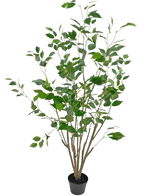 Die Kunstpflanze Ficus 120 cm ist eine hohe Kunstpflanze im Topf mit mehreren schlanken braunen Stielen und üppig grünen Blättern, in einem kompakten schwarzen Topf vor einem schlichten weißen Hintergrund.