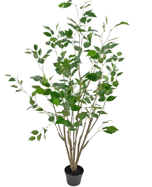 Die Kunstpflanze Ficus 120 cm ist eine hohe Kunstpflanze im Topf mit mehreren schlanken braunen Stielen und üppig grünen Blättern, in einem kompakten schwarzen Topf vor einem schlichten weißen Hintergrund.