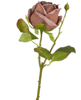 Eine luxuriöse Kunstblume: die künstliche Rose Deluxe 45 cm, getrocknetes Lila mit grünen Blättern und einer kleinen ungeöffneten Knospe an einem langen Stiel, dargestellt vor einem weißen Hintergrund.