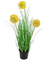 Die feuerhemmende Kunstrasenpflanze Zwiebel 50 cm hat lange, dünne grüne Blätter und drei runde, gelbe, flauschige Blüten an hohen Stielen, die vor einem schlichten weißen Hintergrund grünen Gartencharme verleihen.