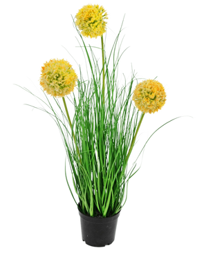 Die feuerhemmende Kunstrasenpflanze Zwiebel 50 cm hat lange, dünne grüne Blätter und drei runde, gelbe, flauschige Blüten an hohen Stielen, die vor einem schlichten weißen Hintergrund grünen Gartencharme verleihen.