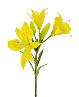 Die Kunstblume Asiatische Lilie 66 cm gelb hat einen Stiel mit mehreren blühenden gelben Lilien und ungeöffneten Knospen, spitze Blütenblätter mit dunklen Sprenkeln in der Mitte und grüne Blätter, alles vor einem weißen Hintergrund.