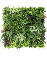 Die künstliche Hecke Vibrant 100x100 cm UV hat einen üppigen vertikalen Garten mit dichten grünen Pflanzen, Farnen und kleinen weißen, violetten und gelben Blüten in einem quadratischen Muster vor einem weißen Hintergrund.