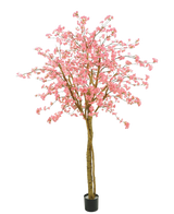 Der künstliche Kirschblüten-Rosabaum 240 cm hat rosa Blüten, braune Zweige und einen schwarzen Topf vor einem schlichten weißen Hintergrund.