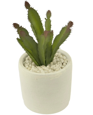 Die künstliche Sukkulente 20 cm ist eine grüne, stachelige Sukkulente mit rötlichen Spitzen in einem weißen Keramiktopf voller weißer Kieselsteine, dargestellt vor einem schlichten weißen Hintergrund.