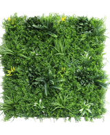 Die künstliche Hecke Moment 100 x 100 cm UV ist eine quadratische Platte, die dicht mit künstlichen Grünpflanzen, Farnen, Blattstielen und verstreuten kleinen gelben Blüten auf weißem Hintergrund bedeckt ist.