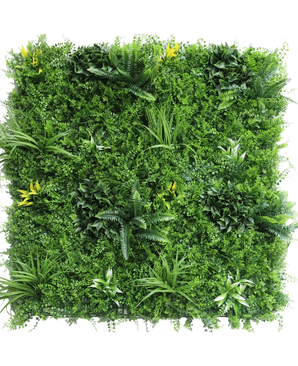 Die künstliche Hecke Moment 100 x 100 cm UV ist eine quadratische Platte, die dicht mit künstlichen Grünpflanzen, Farnen, Blattstielen und verstreuten kleinen gelben Blüten auf weißem Hintergrund bedeckt ist.