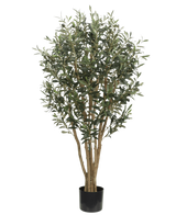 Der künstliche Olivenbaum UV 120 cm hat schlanke hellbraune Stämme und dichte grüne Blätter, ist UV-beständig für dauerhafte Schönheit im Freien und wird in einem einfachen schwarzen Topf geliefert – ideal als künstliche Pflanze im Freien vor jedem Hintergrund.